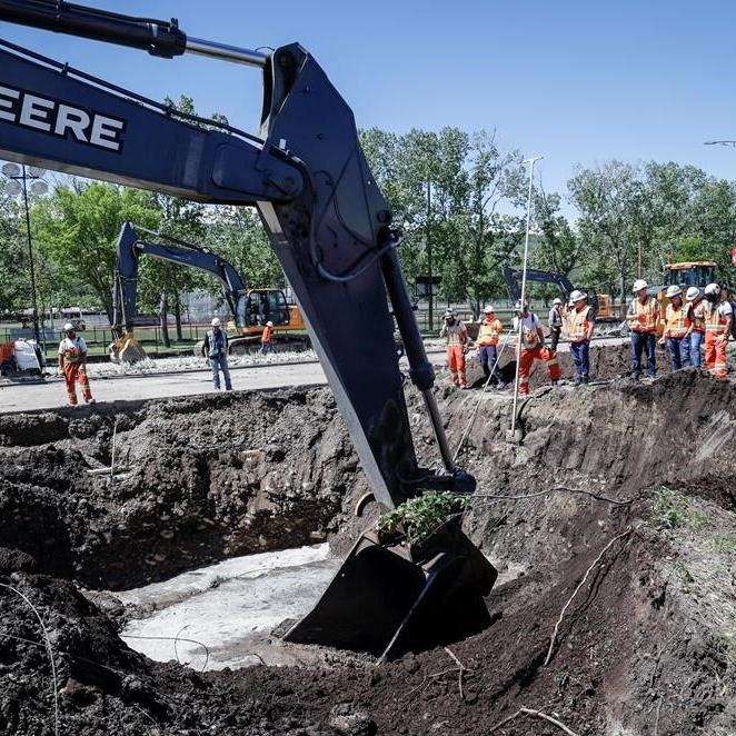 Work to resume on Calgary water pipe after injuries; consumption continues to rise